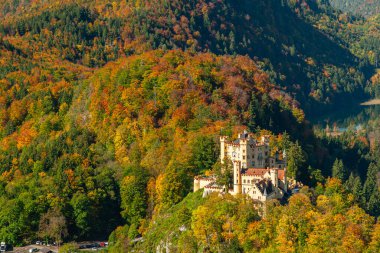 Alpsee 'nin Hohenschwangau kalesi, Bavyera, Almanya