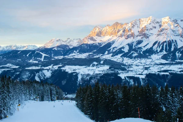 Wieczorne Światło Pasmie Górskim Ośrodek Narciarski Schladming Alpy Austriackie — Zdjęcie stockowe