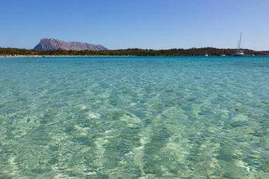 İtalya, Sardunya plajlarından Isola Tavolara 'nın manzarası