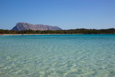 İtalya, Sardunya plajlarından Isola Tavolara 'nın manzarası