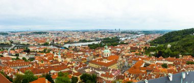 Prag 'ın eski kenti Çek Cumhuriyeti' nin çatılarının atardamar manzarası