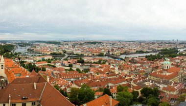 Prag 'ın eski kenti Çek Cumhuriyeti' nin çatılarının atardamar manzarası