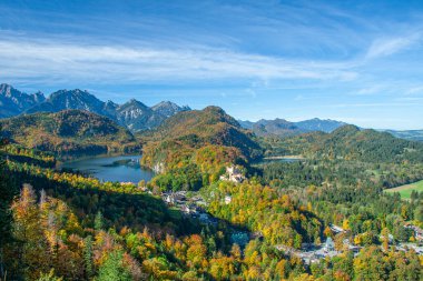 Alpsee 'nin Hohenschwangau kalesi, Bavyera, Almanya