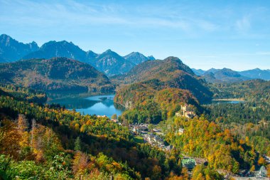 Alpsee 'nin Hohenschwangau kalesi, Bavyera, Almanya