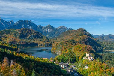Alpsee 'nin Hohenschwangau kalesi, Bavyera, Almanya