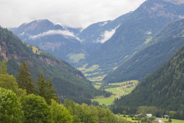 Gailtal Alplerindeki vadi manzarası bulutlu bir günde, Avusturya