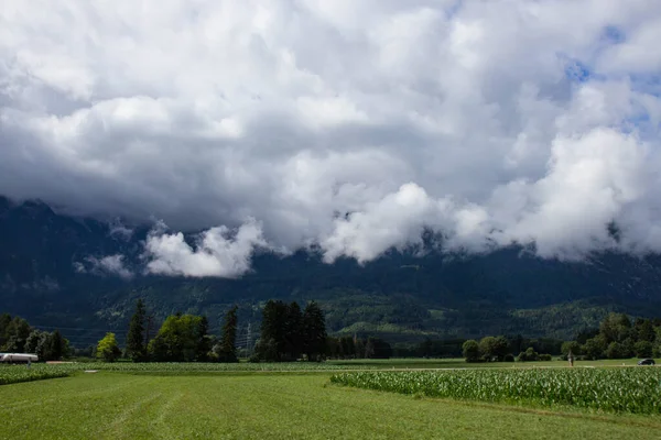 Uitzicht Het Dal Gailtaler Alpen Een Bewolkte Dag Oostenrijk Rechtenvrije Stockfoto's