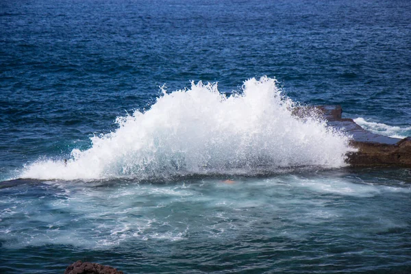 Welle Spritzt Auf Steine Auf Der Insel Teneriffa Spanien Kanarische — Stockfoto