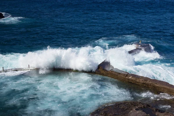 Welle Spritzt Auf Steine Auf Der Insel Teneriffa Spanien Kanarische — Stockfoto