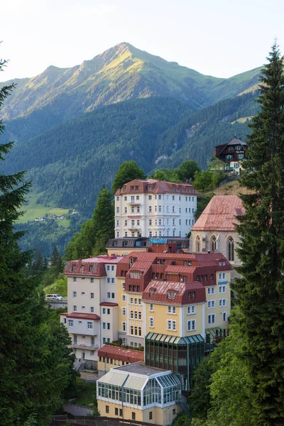 Häuser in Bad Gastein Stadt in den österreichischen Alpen — Stockfoto