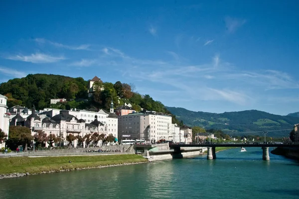 Beroemd uitzicht op de oude binnenstad van Salzburg, Oostenrijk — Stockfoto