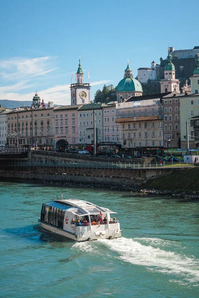 Beroemd uitzicht op de oude binnenstad van Salzburg, Oostenrijk — Stockfoto