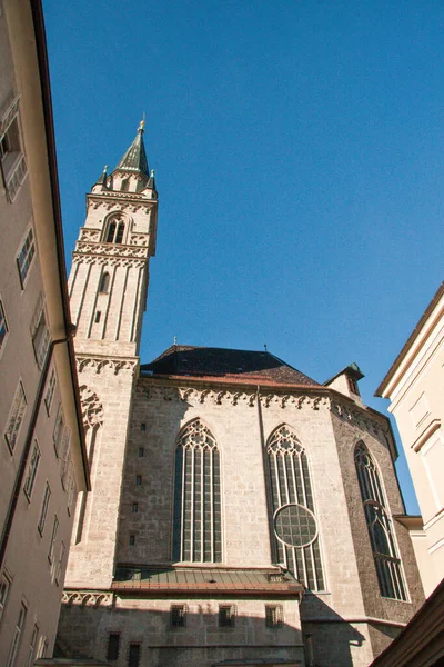 Die Fassade des berühmten Salzburger Doms, Österreich — Stockfoto