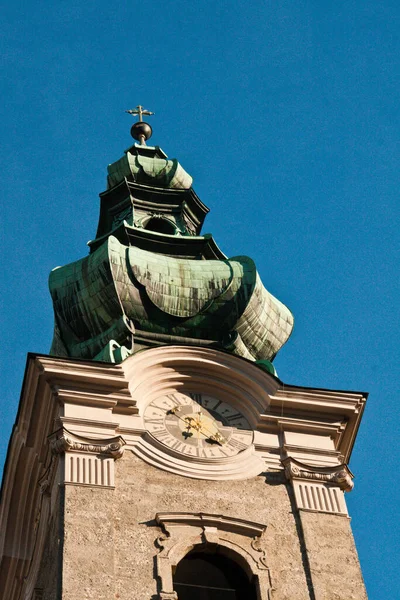 De gevel van de beroemde kathedraal van Salzburg, Oostenrijk — Stockfoto