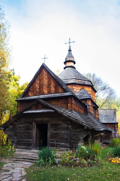 Oude houten kerk in het Nationaal Museum van Volksarchitectuur en het leven van Oekraïne — Stockfoto