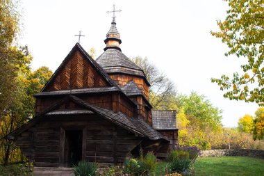 Ukrayna Halk Mimarisi ve Yaşamı Müzesi 'ndeki eski ahşap kilise.