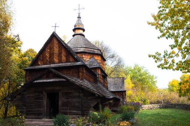 Ukrayna Halk Mimarisi ve Yaşamı Müzesi 'ndeki eski ahşap kilise.