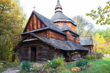 Ukrayna Halk Mimarisi ve Yaşamı Müzesi 'ndeki eski ahşap kilise.