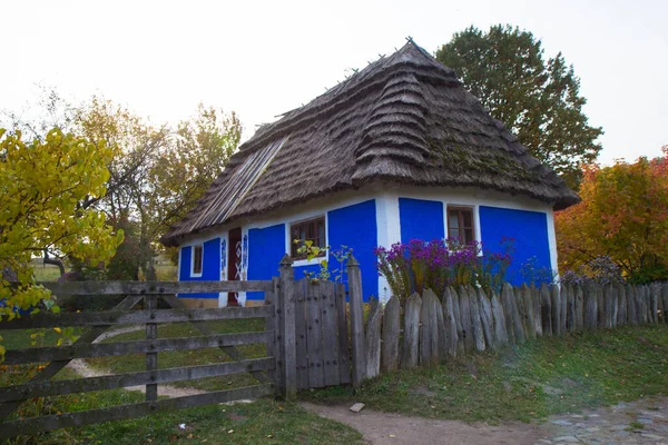 Gammalt hus i ukrainska folkarkitektur och livsmuseum — Stockfoto