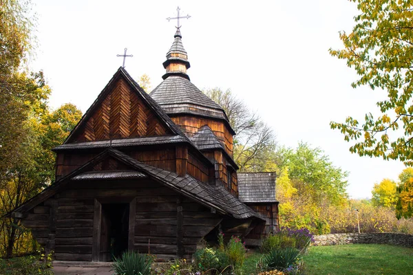 Alte Holzkirche im Nationalen Museum für Volksarchitektur und Leben der Ukraine — Stockfoto