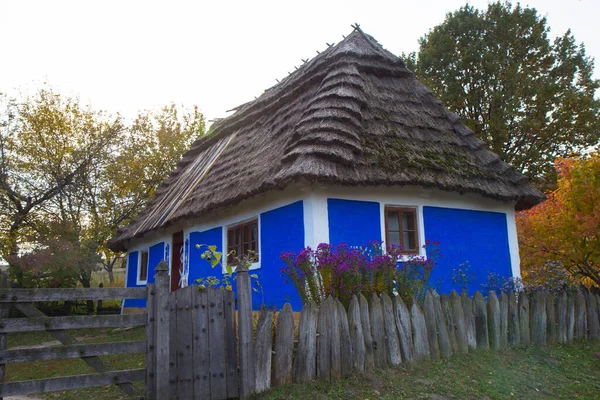 Old house in Ukrainian folk architecture and life museum — Stock Photo, Image