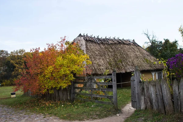Ukrayna halk mimarisi ve yaşam müzesindeki eski ev — Stok fotoğraf