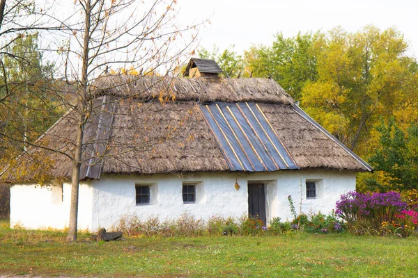 Stary dom w ukraińskiej architekturze ludowej i muzeum życia — Zdjęcie stockowe