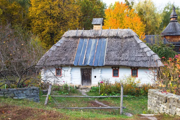 Gammalt hus i ukrainska folkarkitektur och livsmuseum — Stockfoto