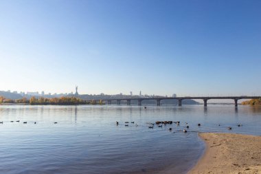 Dinyeper Nehri 'nin sağ kıyısına doğru Dniprovska Embankment, Kyiv