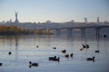 Dinyeper Nehri 'nin sağ kıyısına doğru Dniprovska Embankment, Kyiv, Ukrayna