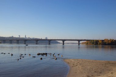 Dinyeper Nehri 'nin sağ kıyısına doğru Dniprovska Embankment, Kyiv