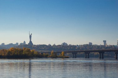 Dinyeper Nehri 'nin sağ kıyısına doğru Dniprovska Embankment, Kyiv