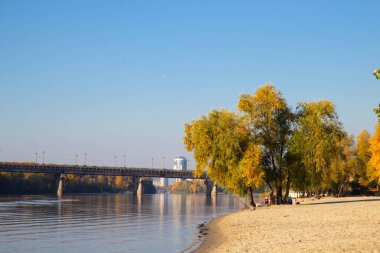 Dinyeper Nehri 'nin sağ kıyısına doğru Dniprovska Embankment, Kyiv, Ukrayna