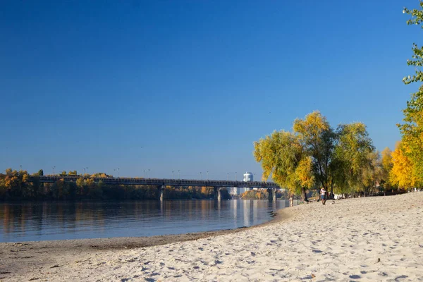 Vista sulla spiaggia di bereznyaky in una giornata d'autunno soleggiata, Kiev — Foto Stock