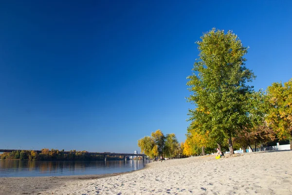 晴れた秋の日にベレザニキービーチの景色 キエフウクライナ — ストック写真