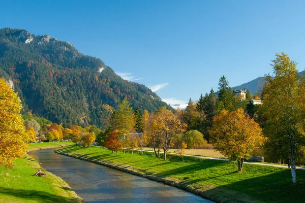 Zonnige Herfstdag Aan Rivier Beierse Alpen Duitsland — Stockfoto