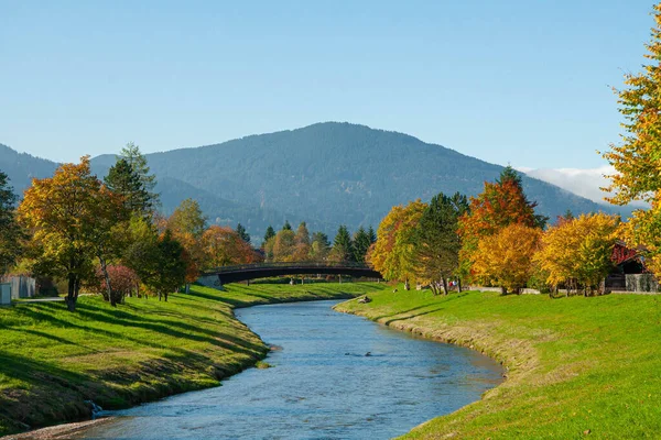 Słoneczny Jesienny Dzień Nad Rzeką Alpach Bawarskich Niemcy — Zdjęcie stockowe