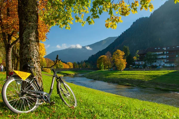 Día Soleado Otoño Junto Río Los Alpes Bávaros Alemania —  Fotos de Stock