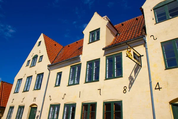Antiguas casas amarillas del casco antiguo de Dragor, Dinamarca —  Fotos de Stock