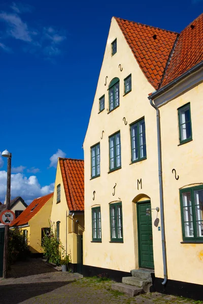 Oude gele huizen van oude stad Dragor, Denemarken — Stockfoto