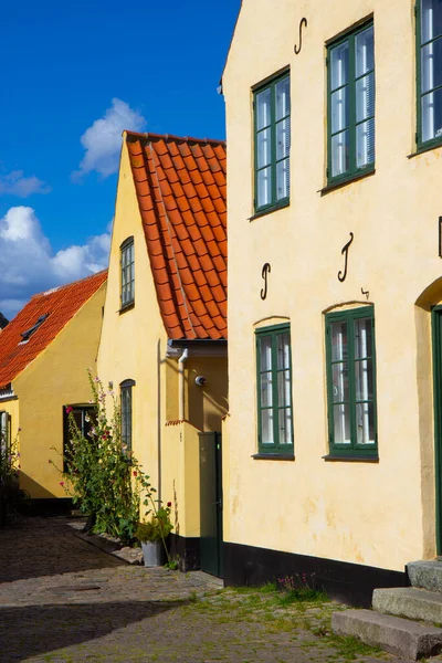 Antiguas casas amarillas del casco antiguo de Dragor, Dinamarca —  Fotos de Stock