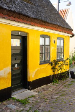 Eski kasabanın eski sarı evleri Dragor, Danimarka