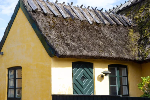 Oude gele huizen van oude stad Dragor, Denemarken — Stockfoto
