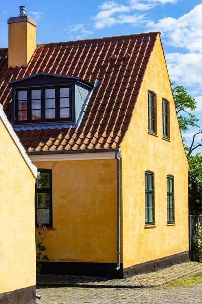 Oude gele huizen van oude stad Dragor, Denemarken — Stockfoto