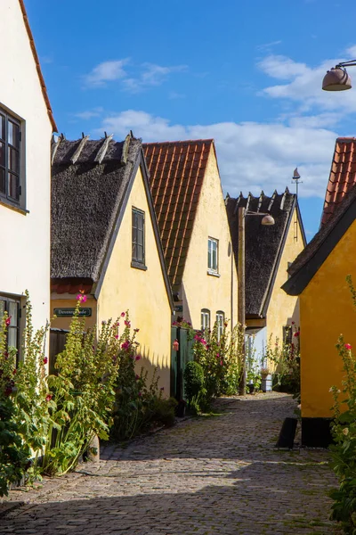 旧市街の古い黄色の家｜Dragor, Denmark. — ストック写真