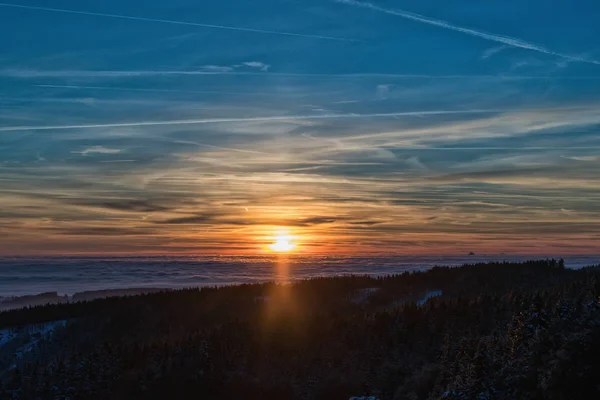 Kartal dağlarda Günbatımı ile inanılmaz akşam. İnversiyon içinde güzel gün batımı — Stok fotoğraf