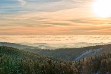 Kartal dağlarda Günbatımı ile inanılmaz akşam. İnversiyon içinde güzel gün batımı