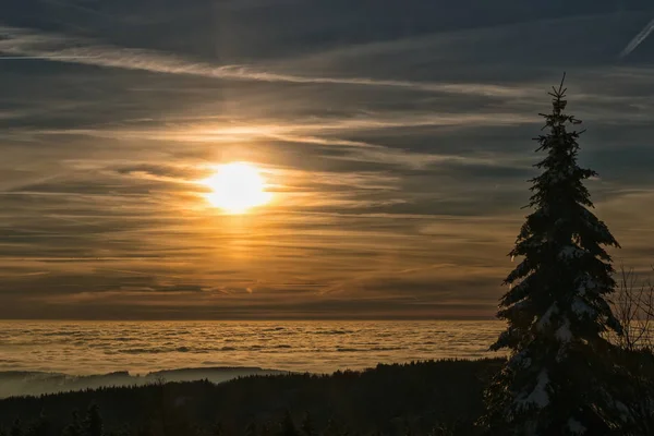 Kartal dağlarda Günbatımı ile inanılmaz akşam. İnversiyon içinde güzel gün batımı — Stok fotoğraf