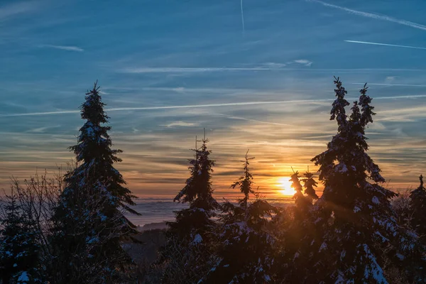 Dağlarda günbatımı ile inanılmaz akşam. İnversiyon içinde güzel gün batımı — Stok fotoğraf