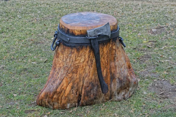 Bloque para cortar madera con hacha — Foto de Stock